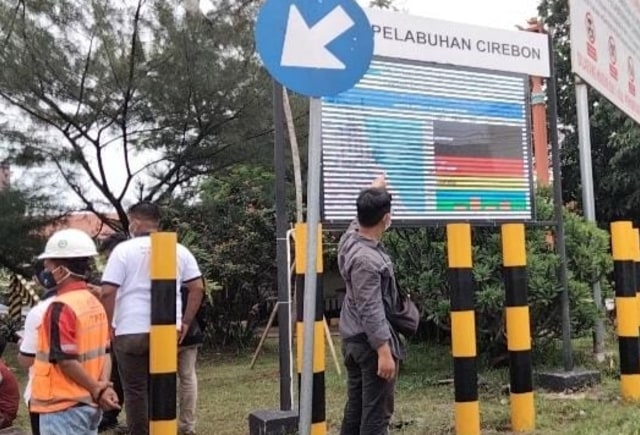 Alat pengukur kualitas udara di Pelabuhan Cirebon untuk memantau dampak aktivitas bongkar muat batu bara. (Juan)