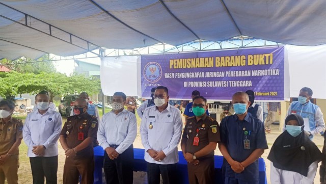 BNNP Sulawesi Tenggara Saat Memusnahkan Ratusan Gram Sabu. Foto: Deden Saputra/kendarinesia.