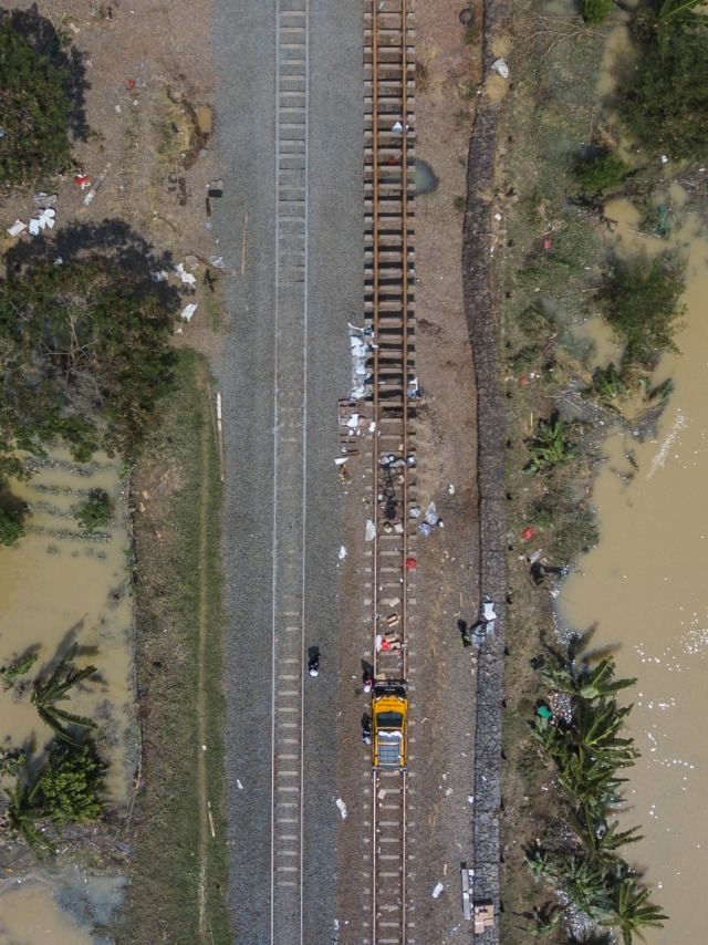 Proses perbaikan rel Kereta Api di Kedungwaringin, Kabupaten Bekasi, Jawa Barat, Senin (22/2). Foto: Fakhri Hermansyah/Antara Foto