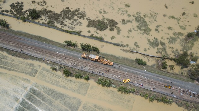 Foto: Perbaikan Rel Kereta yang Rusak Akibat Banjir di Bekasi (203268)
