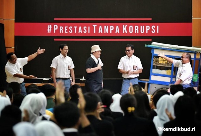 Gambar ini merupakan peringatan hari hari Anti-korupsi se-dunia pada 9 Desember 2019 dengan tagar #PrestasiTanpaKorupsi di SMKN 57, Jakarta. Presiden RI Joko Widodo hadir dalam kesempatan itu sembari menyaksikan para menteri bermain drama tentang "prestasi tanpa korupsi."