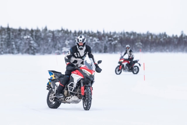 Alessandro Broglia dan Alessandro Mollo  menggunakan Ducati Multistrada V4 2021 di Lingkaran Arktik, Kutub Utara. Foto: Ducati