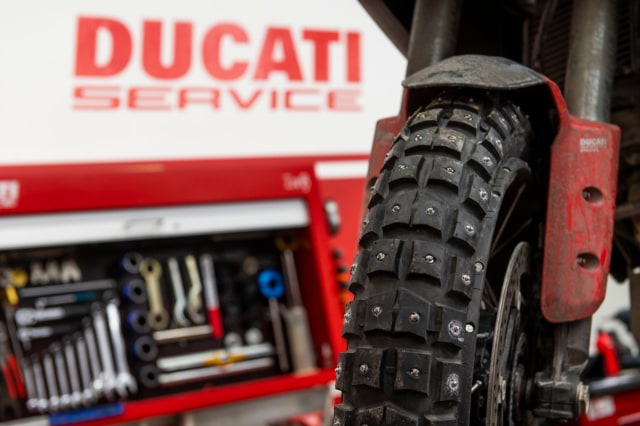 Penggunaan ban khusus dengan besi tambahan di Ducati Multistrada V4 2021. Foto: Ducati