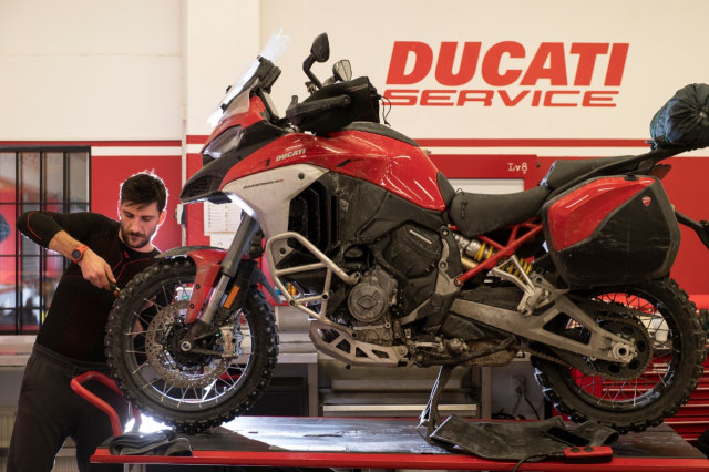 Mekanik mengecek kondisi ban Ducati Multistrada V4 2021. Foto: Ducati