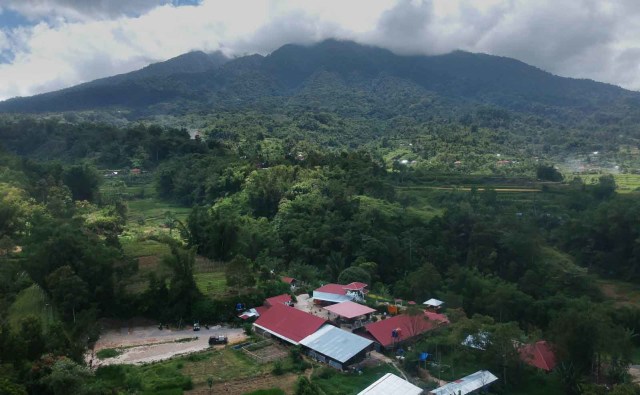 Foto udara Lassy Dairy Farm yang berada di kaki Gunung Marapi, Nagari Lasi, Kecamatan Candung, Kabupaten Agam, Sumatera Barat. Foto: Iggoy el Fitra/ANTARA FOTO
