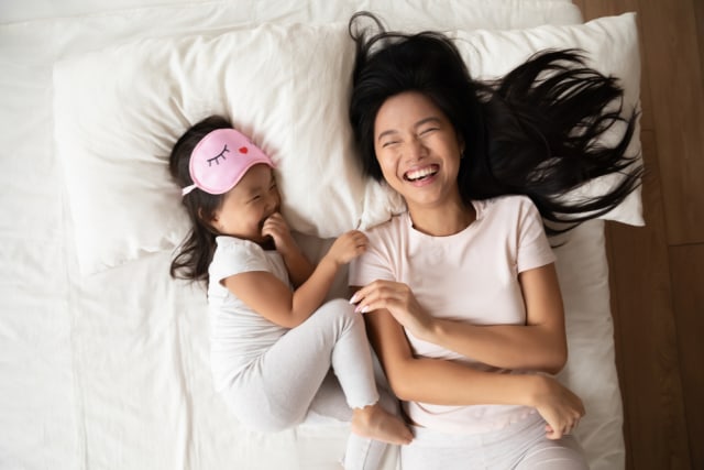 Kegiatan menyenangkan bersama anak sebelum tidur. Foto: Shutterstock