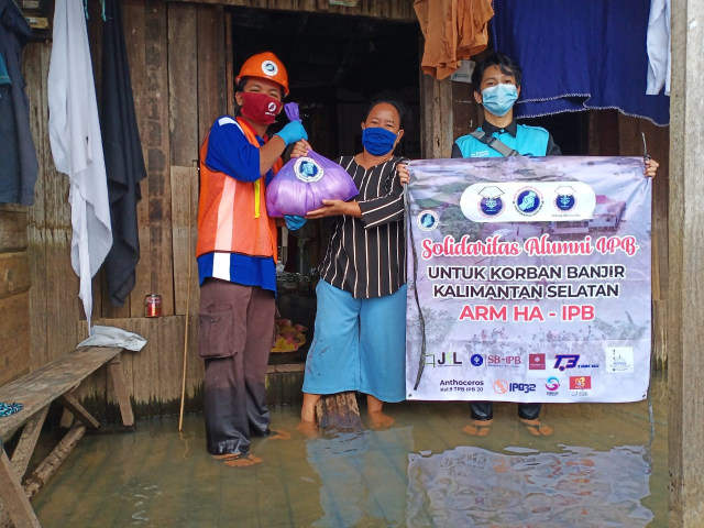 ARM Himpunan Alumni IPB University Salurkan 600 Paket Bantuan dan Air Bersih di Kalimantan Selatan