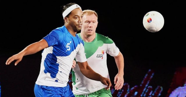 Ronaldinho vs Scholes di ajang Liga Futsal India 2016. Foto: Twitter/@manoramaonline