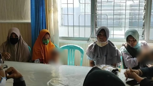 Empat Ibu Rumah Tangga inisial HT (40), NR (38), MR (22) dan FT (38) warga Desa Wajegesang, Kecamatan Kopang, Lombok Tengah (Loteng) bersama dua balita yang merupakan anak tersangka masuk penjara.  Foto: ANTARA