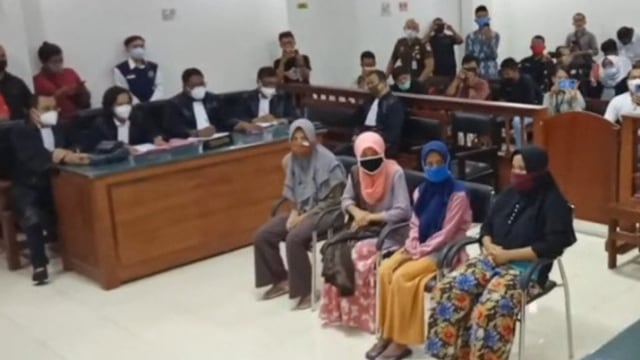 Empat ibu rumah tangga (IRT) yang menjadi terdakwa perusakan dengan melemparkan batu ke gudang tembakau milik UD Mawar Putra di Desa Wajageseng, ketika hadir dalam sidang perdananya di Pengadilan Negeri Praya, Lombok Tengah, NTB, Senin (22/2). Foto: Humas Kejari Lombok Tengah/HO ANTARA