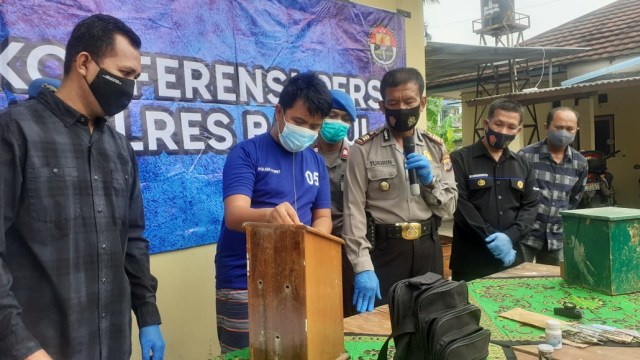 AHP, pria asal Riau yang mencuri kotak infaq di berbagai masjid di beberapa kota baik di DIY ataupun Jawa Tengah, saat diamankan polisi. Foto: Erfanto/Tugu Jogja