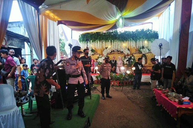 Polsek Kasui memberi imbauan COVID-19 pada resepsi pernikahan di Kampung Kasui Lama, Way Kanan, Lampung. Selasa (23/2). | Foto : Humas Polsek Kasui