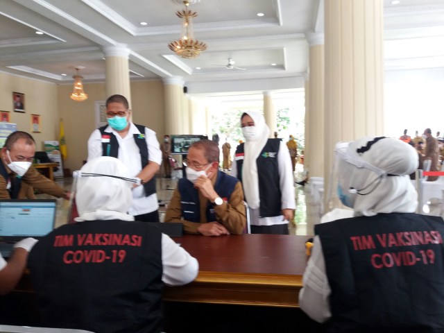 Sempat Terkendala Usia, Bupati Majalengka Akhirnya Disuntik Vaksin COVID-19 (9482)