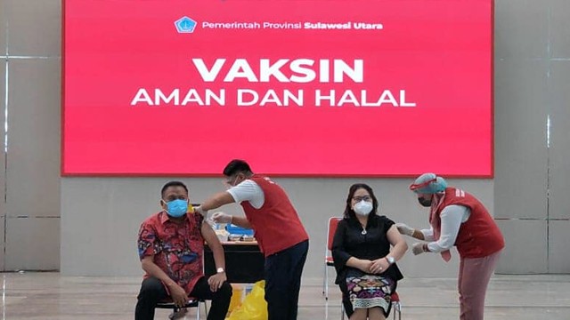 Gubernur Sulawesi Utara, Olly Dondokambey bersama Ketua TP PKK mendapatkan suntikan vaksin corona dosis pertama