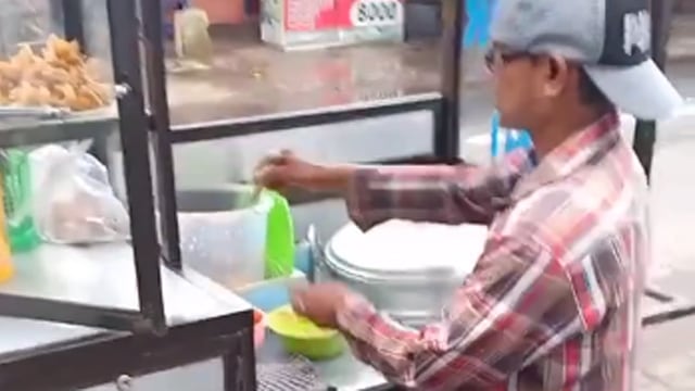 Penjual Siomai Kedapatan Bawa Barang Diduga HT, Warganet Curiga Dia Intel (10458)