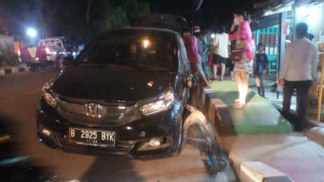 Kondisi Honda Mobilio yang mengalami kerusakan usai menabrak dua motor parkir di Karimun.