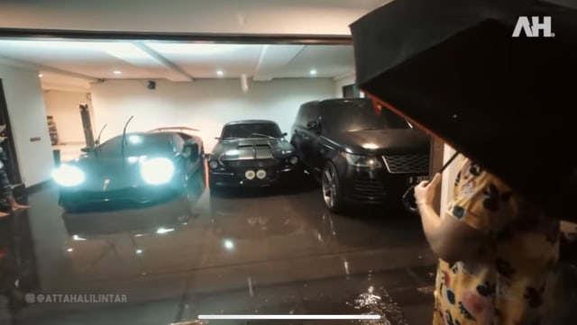 5 Potret Rumah Baru Atta Halilintar Kebanjiran, Koleksi Mobil Mewahnya Terancam (34536)