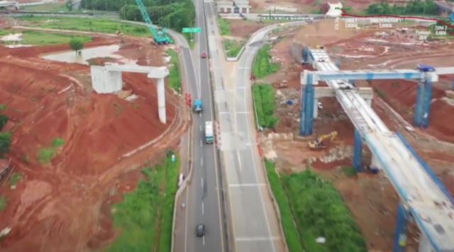 Proyek pemasangan gelagar jembatan tol Jakarta - Cikampek II Selatan. dok. Jasa Marga