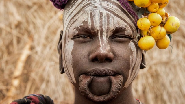 Tradisi Unik Wanita Suku Mursi, Jadikan Bibir Lebar Sebagai Simbol Kecantikan (132872)