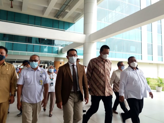 Gubernur Jawa Barat Ridwan Kamil bersama Dirut Garuda Indonesia Irfan Setiaputra (kedua kanan), Dirut BIJB Salahudin Raffi (kedua kiri) setelah melepas penerbangan pesawat kargo di BIJB Kertajati. (Oki Kurniawan)