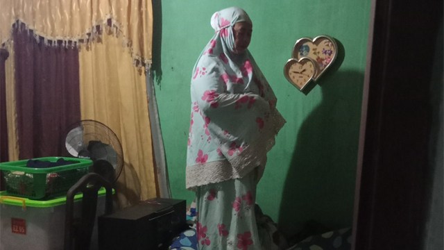 Potret Seorang Ibu Tetap Khusyuk Salat Tahajud di Tengah Kepanikan Banjir (38363)