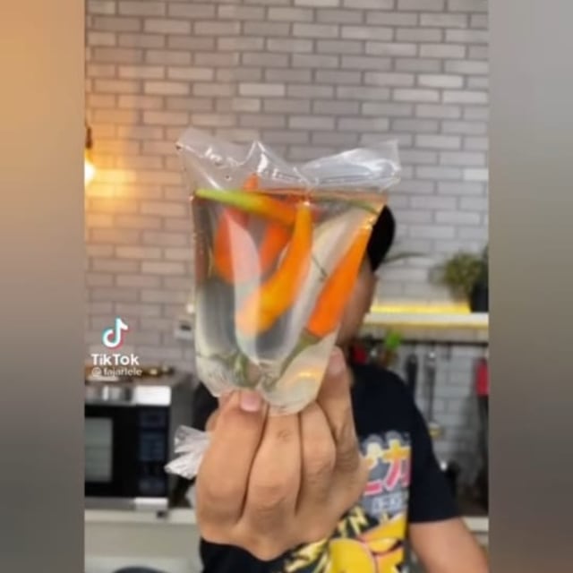 Gantung Bungkusan Air Cabai di Tempat Makan, Benar Ampuh Usir Lalat atau Mistis? (25099)