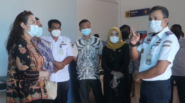 Anggota komisi V DPR RI, Cen Sui Lan (kiri) dalam kunjungan kerjanya di Karimun, Kepulauan Riau. Foto: Istimewa
