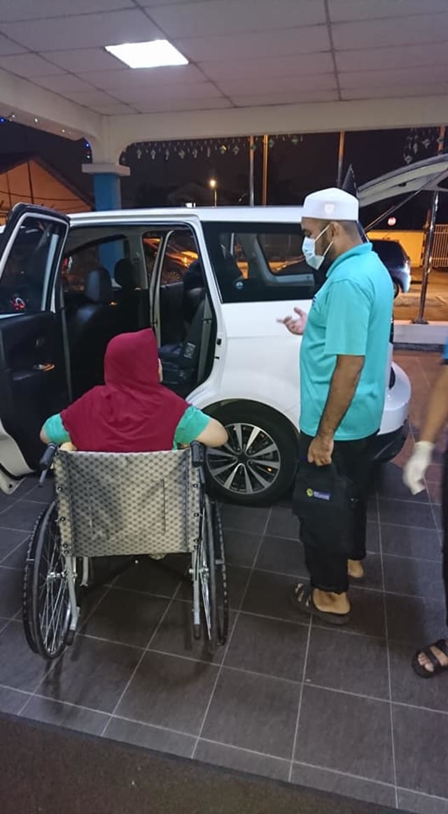 Viral ibu tetap anggap anaknya sebagai orang baik meski dirinya dicampakkan di jalan pada malam hari. (Foto: Facebook/Lembaga Zakat Selangor)