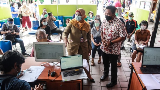 Wakil Ketua Komisi IX DPR Tinjau Vaksinasi Corona: Lansia Butuh 1 Jam Divaksin (33577)
