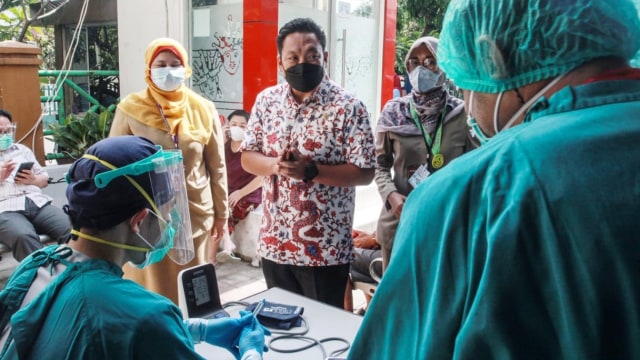 Wakil Ketua Komisi IX DPR Charles Honoris meninjau vaksinasi di RSUD Kembangan. Foto: Dok. Pribadi