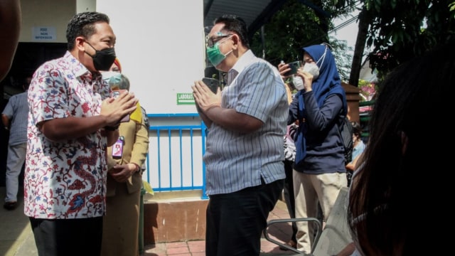 Wakil Ketua Komisi IX DPR Charles Honoris meninjau vaksinasi di RSUD Kembangan. Foto: Dok. Pribadi