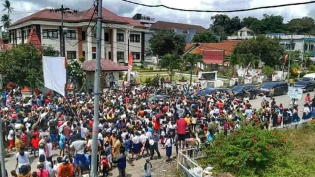 Warga saat menyambut Presiden Joko Widodo saat kunjungan kerja di Pulau Sumba, Selasa (23/2). Foto: Dok. Istimewa