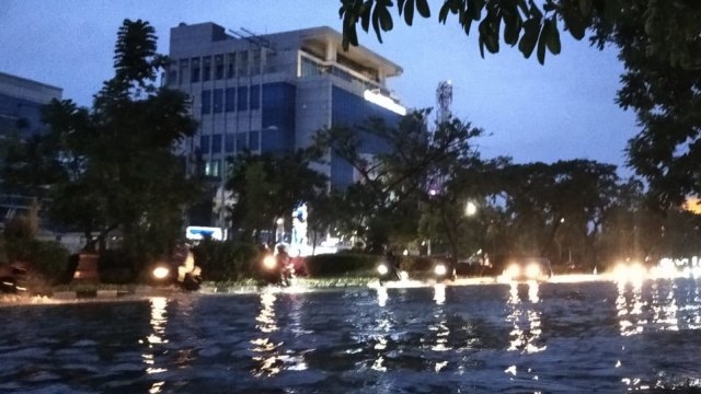 Banjir menggenangi kawasan Simpang Lima Semarang dan beberarpa jalan protokol di sekitarnya. Foto: Dok. Istimewa