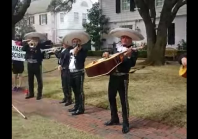 Liburan ke Meksiko di Tengah Pandemi, Rumah Ted Cruz Diserbu Band Mariachi (429288)