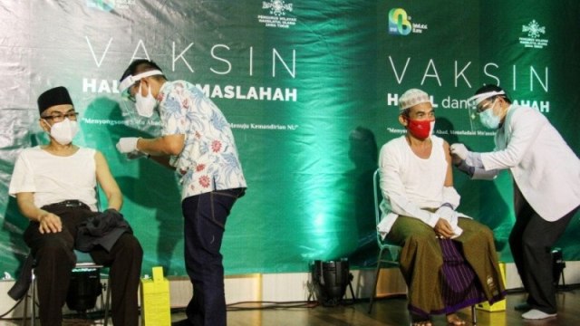 Sejumlah kiai saat menjalani vaksinasi COVID-19 di Kantor Pengurus Wilayah Nahdlatul Ulama (PWNU) setempat di Surabaya, Selasa (23/2).  Foto: Umarul Faruq/ANTARA
