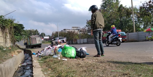 Tumpukan sampah di sekitar pintu masuk Kota Jambi berasal dari luar. Foto: M. Sobar Alfahri/Jambikita.id