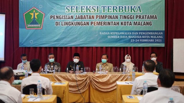 Wali Kota Malang, Sutiaji (peci hitam), saat memberikan arahan pada 23 orang peserta lolos seleksi administrasi, seleksi terbuka pengisian jabatan Pimpinan Tinggi Pratama di Pemkot Malang.(foto/humas).
