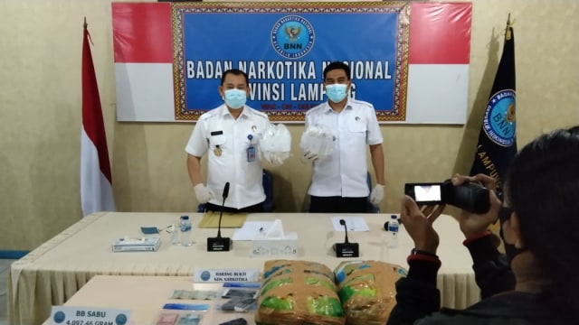 Kepala BNN Provinsi Lampung, Brigadir Jenderal (Pol) Jafriedi menunjukkan Barang bukti Narkotika, Selasa (23/2). | Foto : Bella Sardio/Lampung Geh