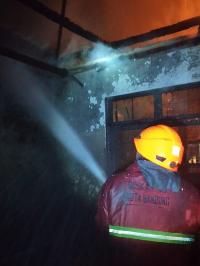 Petugas pemadam kebaran berussaha memadamkan api saat terjadi kebakaran di Kelurahan Antapani Kidul, Kecamatan Antapani, Kota Bandung, Selasa (23/2). Foto: Rachmadi Rasyad/kumparan