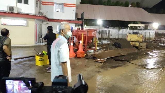 Gubernur Jawa Tengah Ganjar Pranowo saat meninjau kantornya yang terendam banjir. Foto: Dok. Istimewa