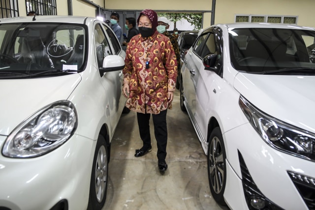 Menteri Sosial Tri Rismaharini mengamati sejumlah mobil yang merupakan barang undian di salah satu gudang Kemensos di Jakarta, Selasa (23/2).
 Foto: M Risyal Hidayat/ANTARA FOTO