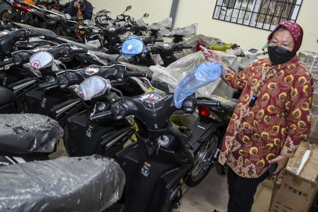 Menteri Sosial Tri Rismaharini mengamati sejumlah sepeda motor yang merupakan barang undian di salah satu gudang Kemensos di Jakarta, Selasa (23/2).
 Foto: M Risyal Hidayat/ANTARA FOTO