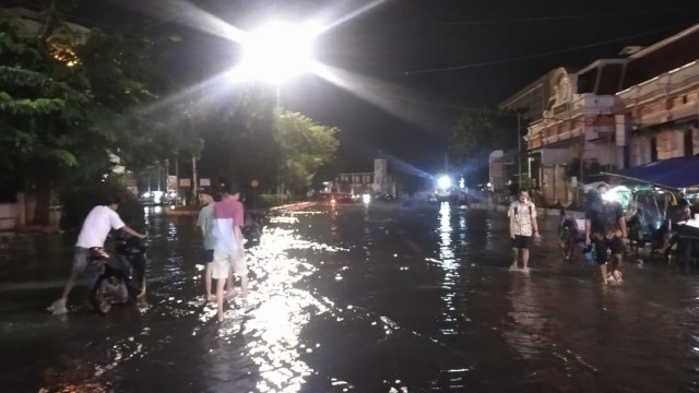 Banjir di Simpang Lima Semarang Surut, Kawasan Pasar Johar-Kota Lama Tergenang (20171)