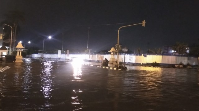 Banjir di Simpang Lima Semarang Surut, Kawasan Pasar Johar-Kota Lama Tergenang (20170)