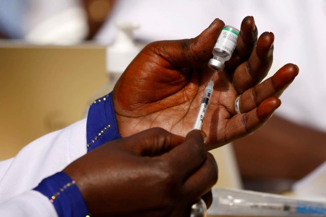 Seorang petugas kesehatan memberikan dosis vaksin penyakit coronavirus (COVID-19) di Dakar, Senegal, Selasa (23/2). Foto: Zohra Bensemra/Reuters