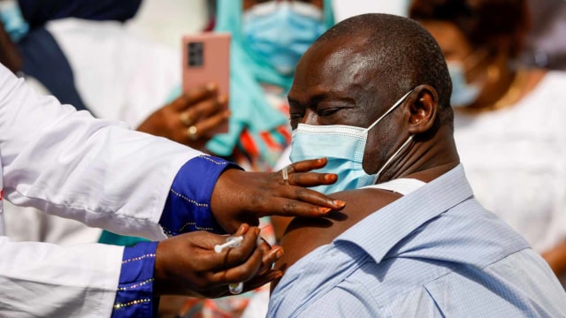 Profesor Seringe Magueye Gueye menerima dosis vaksin penyakit coronavirus (COVID-19) di Dakar, Senegal, Selasa (23/2). Foto: Zohra Bensemra/Reuters
