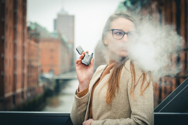 Wanita yang sedang mengonsumsi rokok elektrik. Foto: Vapin360 via Flickr