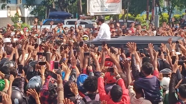 Kerumunan warga menyambut Presiden Jokowi di Kota Maumere, Kabupaten Sikka, Selasa (23/2) siang. Foto: istimewa.