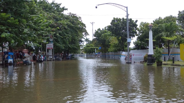 Kawasan Kota Lama Semarang Masih Banjir, Banyak Kendaraan Mogok (62436)