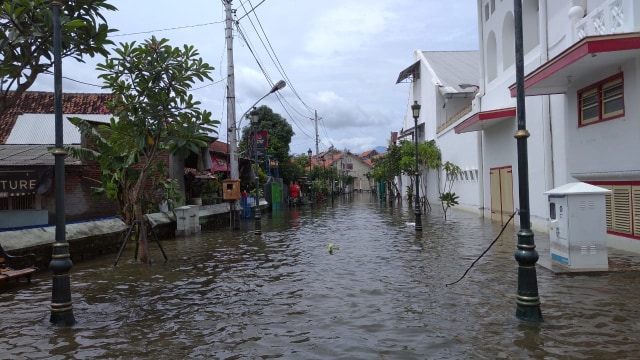 Kawasan Kota Lama Semarang Masih Banjir, Banyak Kendaraan Mogok (62435)